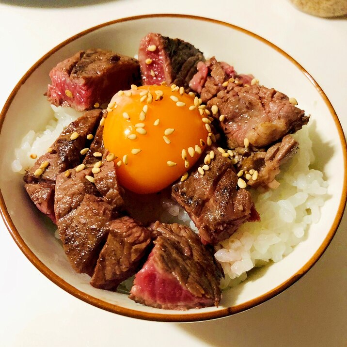 ステーキと卵黄の丼